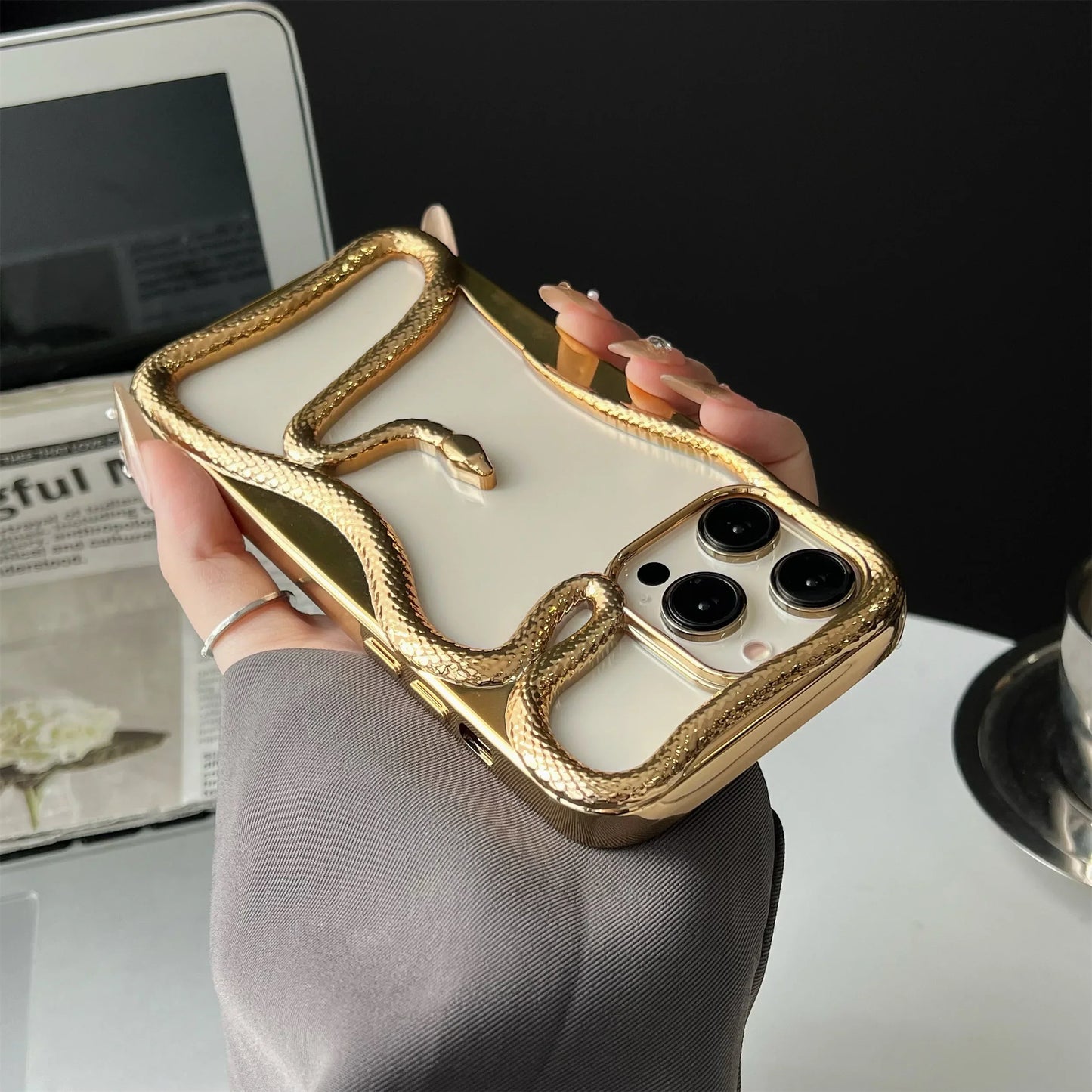 New 3D Snake Pattern Matte Phone Case for iPhone 15 16 Pro Max 13 12 15 16 Pro 16 Plus Hollow Slim Shockproof Protective Cover