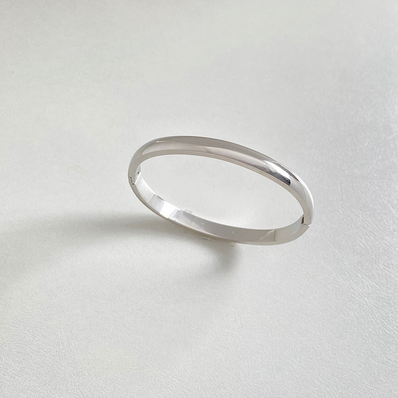 Retro Minimalistic Gold Buckle Bracelet