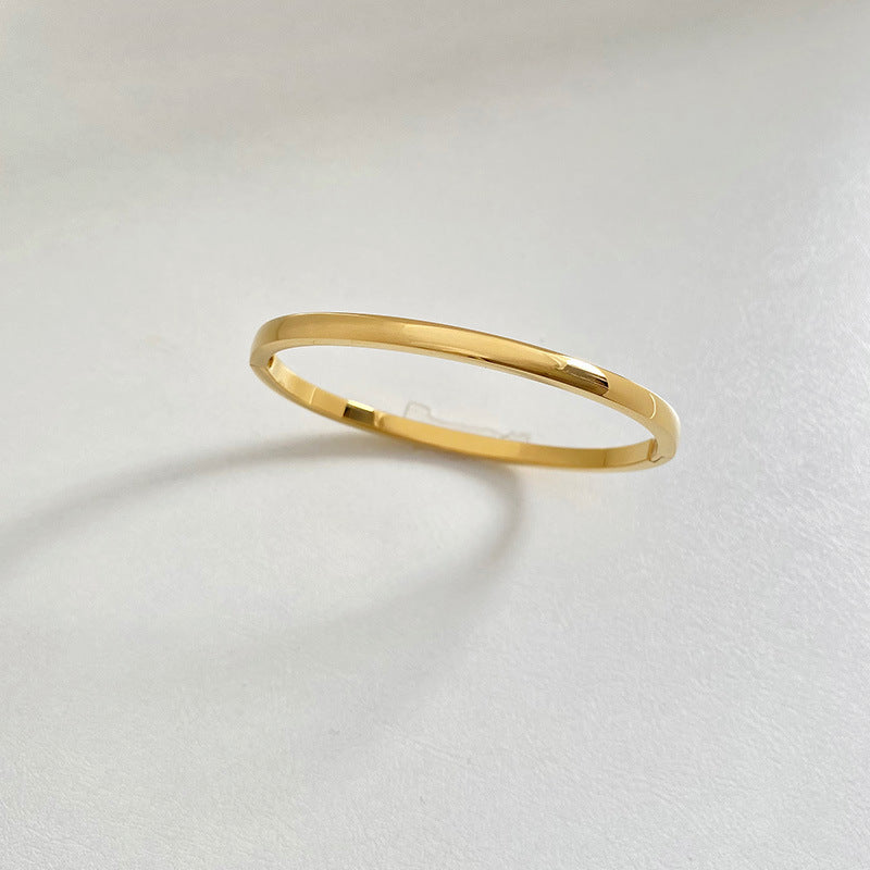 Retro Minimalistic Gold Buckle Bracelet