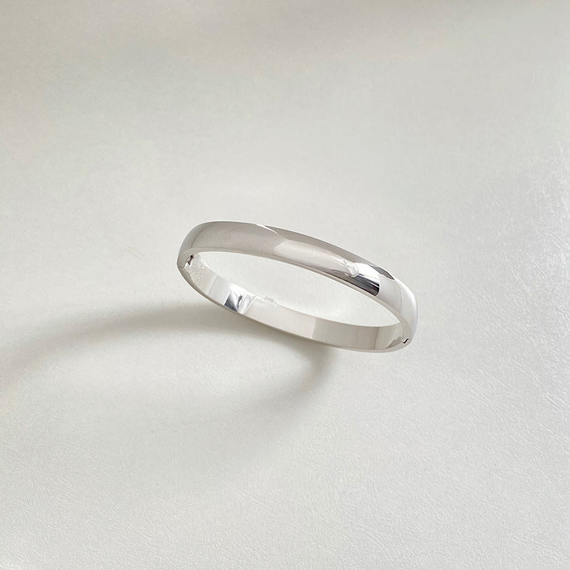 Retro Minimalistic Gold Buckle Bracelet